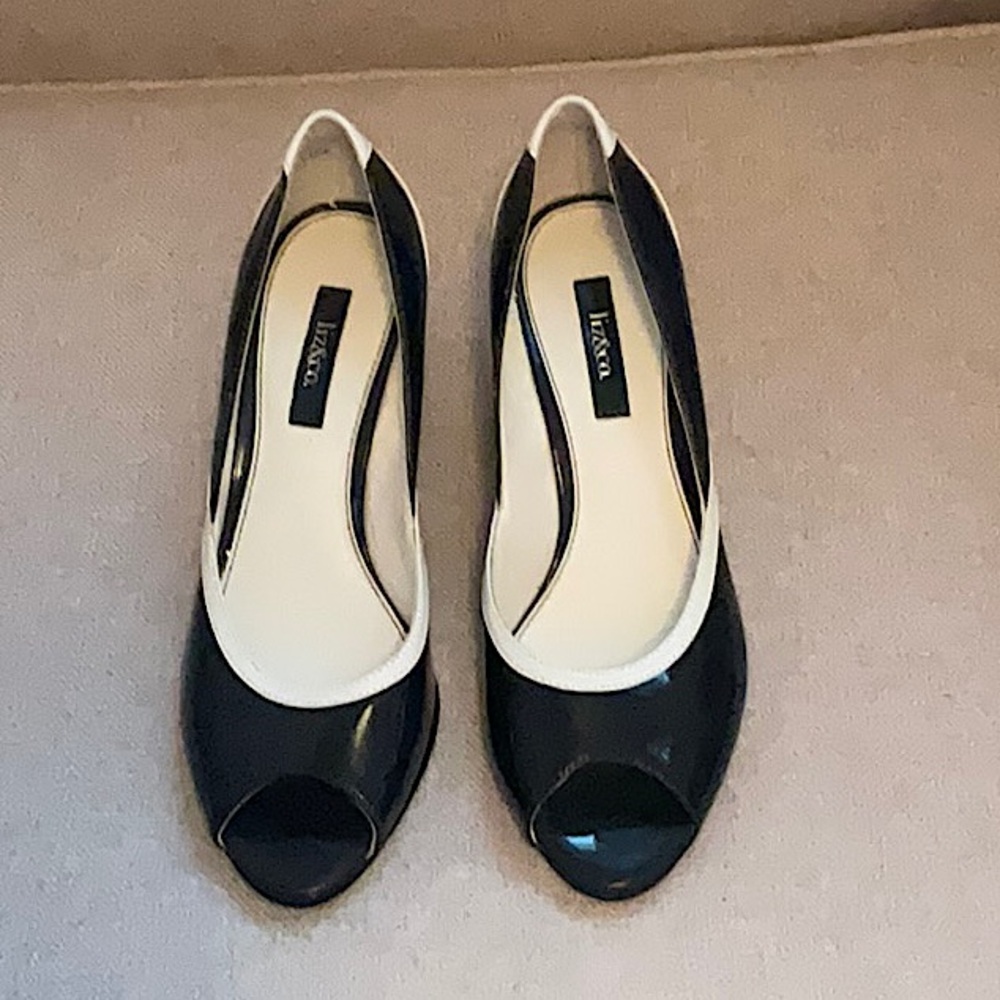LIZ&CO BLUE AND WHITE PATENT OPEN TOE PLATFORM HEELS - SIZE 8 1/2 M.